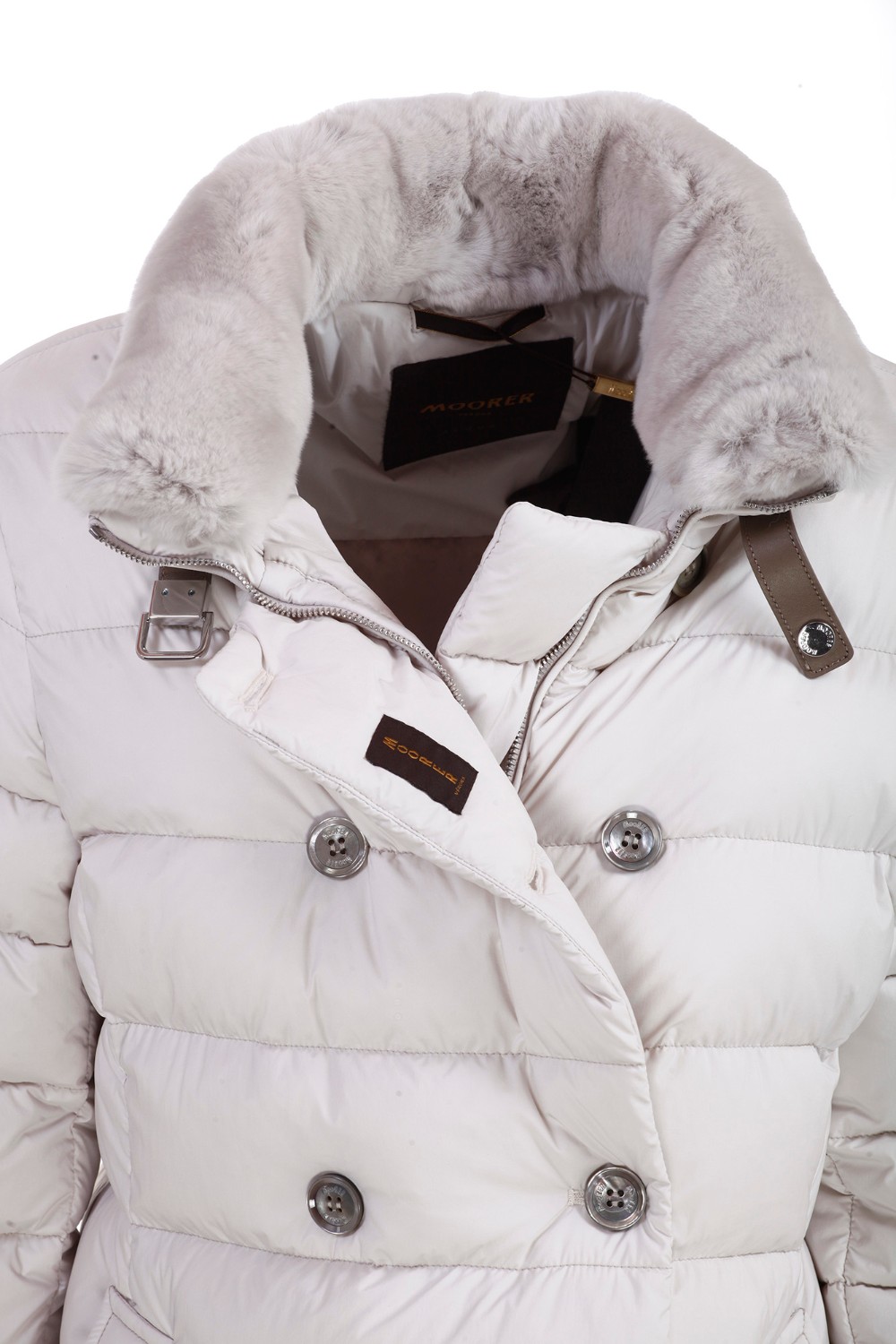 shop MOORER  Piumino: MooRER cappotto doppio petto "LONGAN", imbottito internamente in piuma d’oca.
Corpetto, removibile, trapuntato a boudin.
Chiusura davanti con zip nascosta a doppio cursore.
Bottoni in madreperla.
Tasche laterali.
Collo impreziosito da una pelliccia staccabile e un alamaro in pelle.
Composizione: 95% poliammide 5% poliuretanica.
Imbottitura: 100% piumino d' oca.
High Comfort -5/+12 gradi centigradi.
Fabbricato in Italia.. LONGAN-U0119 number 35997